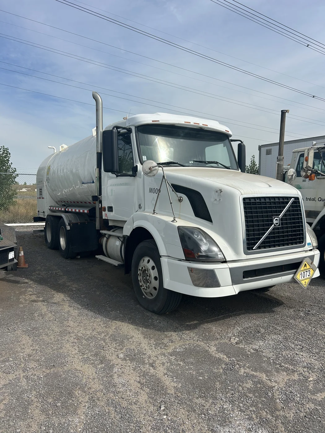 2006 Volvo Straight Truck with Tank(1973) — photo 1